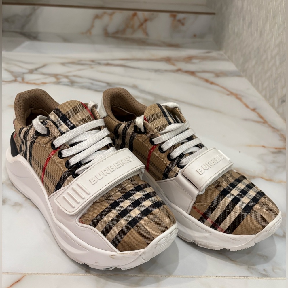 Burberry women shoes size 38 1/2.